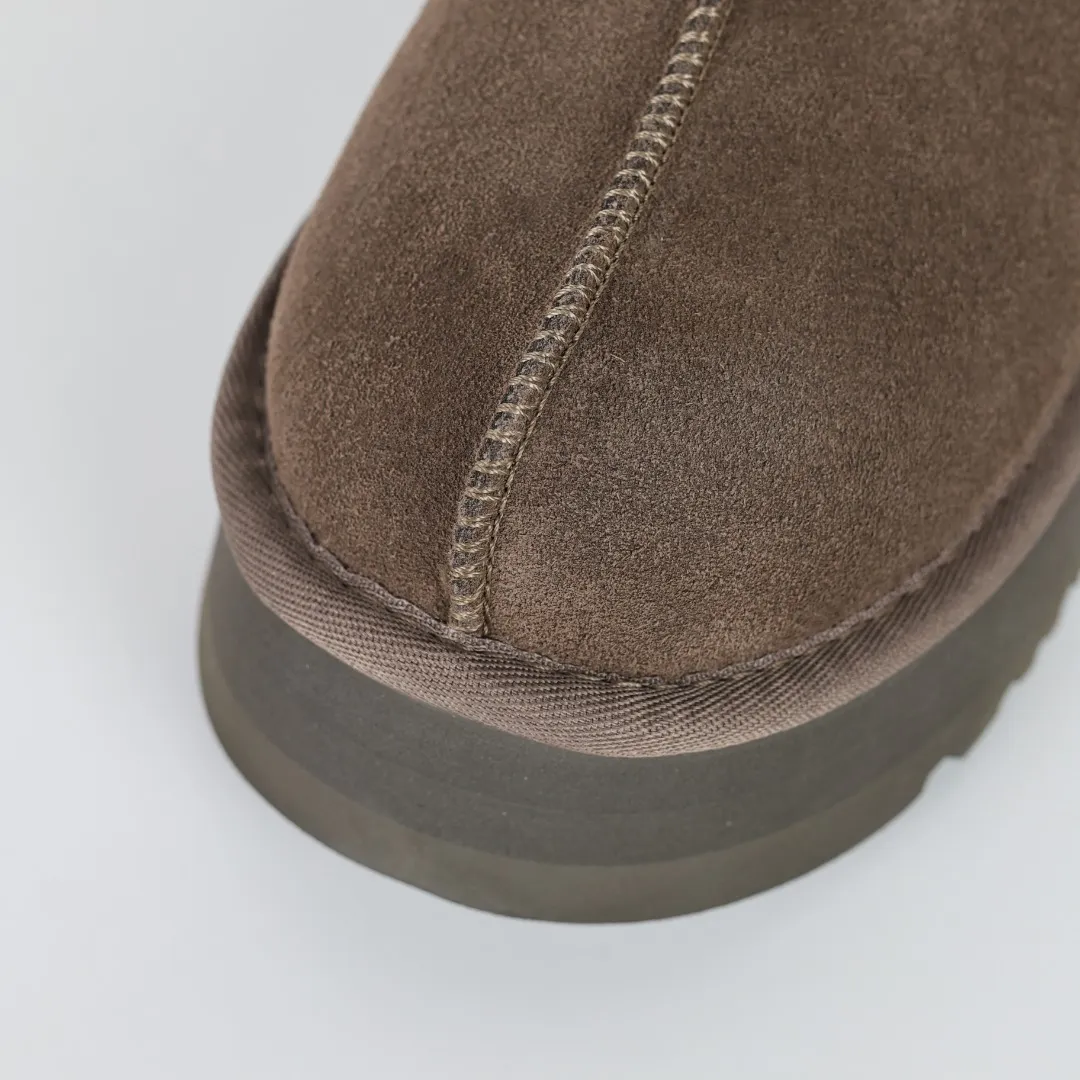 Pick up locally 💰540 The core product is good price UGG Tazz series walnut color half-flops Xiaohongshu hot model Henan Longfeng leather production Sheepskin integrated top quality in the market Waterproof upper material 2-3 cm cashmere insole to keep warm in winter and suitable for home use UUG has launched a style series in the new year, which is partially geared towards the preferences of young consumers and has also moved to the forefront of fashion trends. Shoe body material Water-repellent coated suede upper 17mm UGGPURE™ implanted wool insole Lightweight non-slip comfortable rubber outsole With brand LOGO Trademark Comes with full packaging Size: 35 36 37 38 39 40